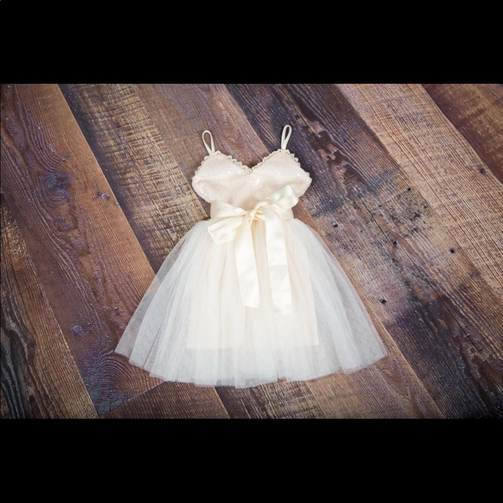 Flower girl cream colored dress Like New. Ribbon not included 2t